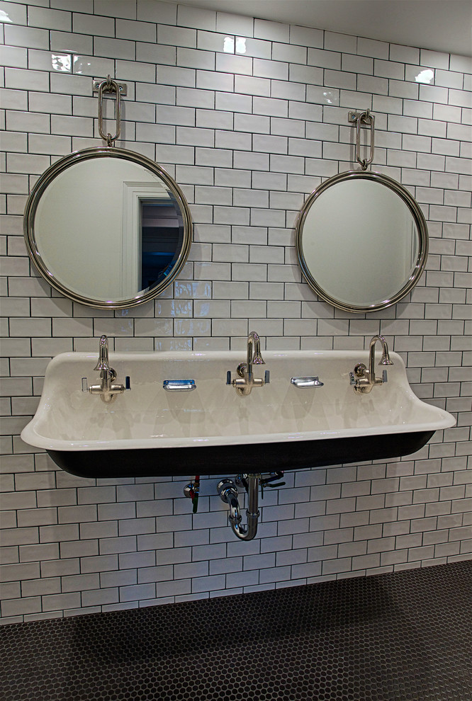 Großes Industrial Badezimmer En Suite mit weißen Schränken, Toilette mit Aufsatzspülkasten, weißen Fliesen, Metrofliesen, weißer Wandfarbe, Porzellan-Bodenfliesen, Trogwaschbecken und grauem Boden in New York