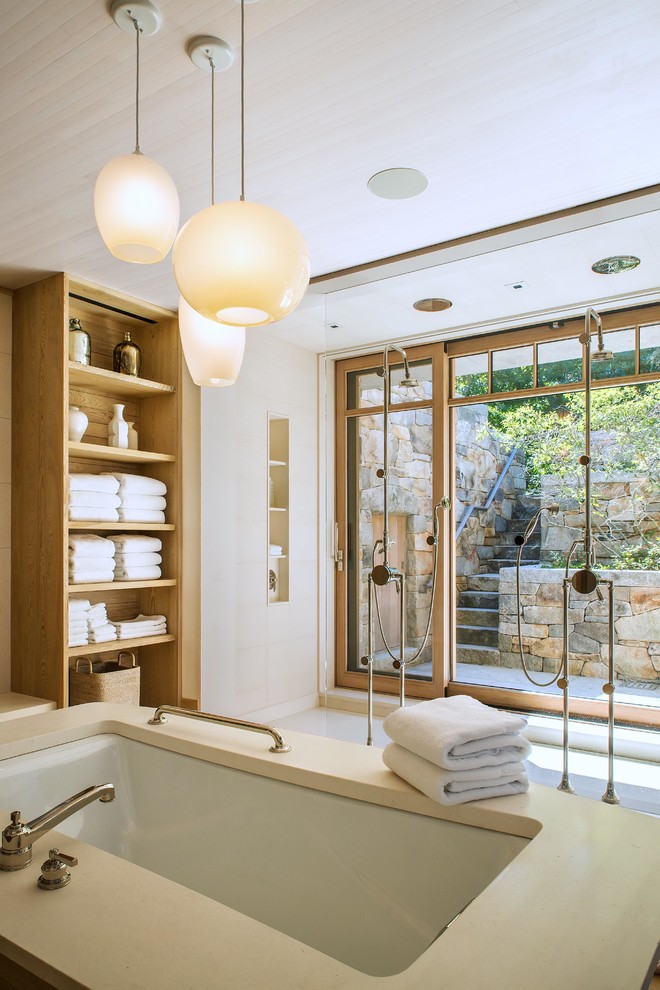 Foto de cuarto de baño principal marinero con bañera exenta, baldosas y/o azulejos blancos y suelo blanco
