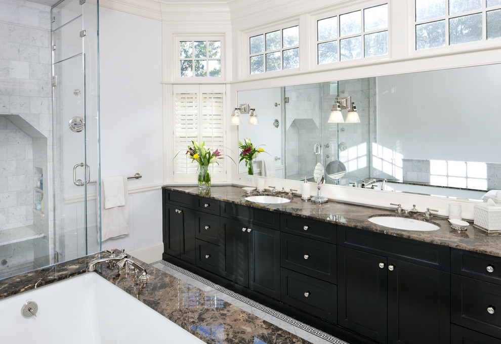 Стильный дизайн: ванная комната: освещение в викторианском стиле с черными фасадами - последний тренд