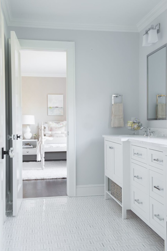 Inspiration pour une salle de bain traditionnelle de taille moyenne pour enfant avec un placard à porte shaker, des portes de placard blanches, un mur gris, un sol en carrelage de céramique, un lavabo encastré et un sol blanc.