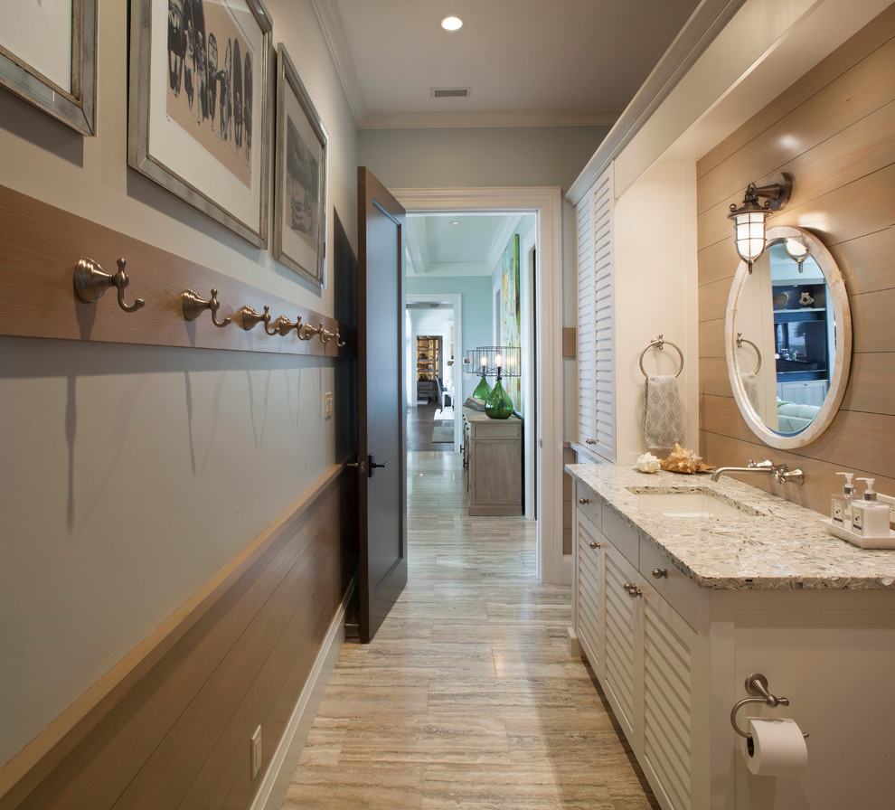 Esempio di una stanza da bagno stile marinaro con lavabo sottopiano, ante a persiana, ante bianche e pareti grigie