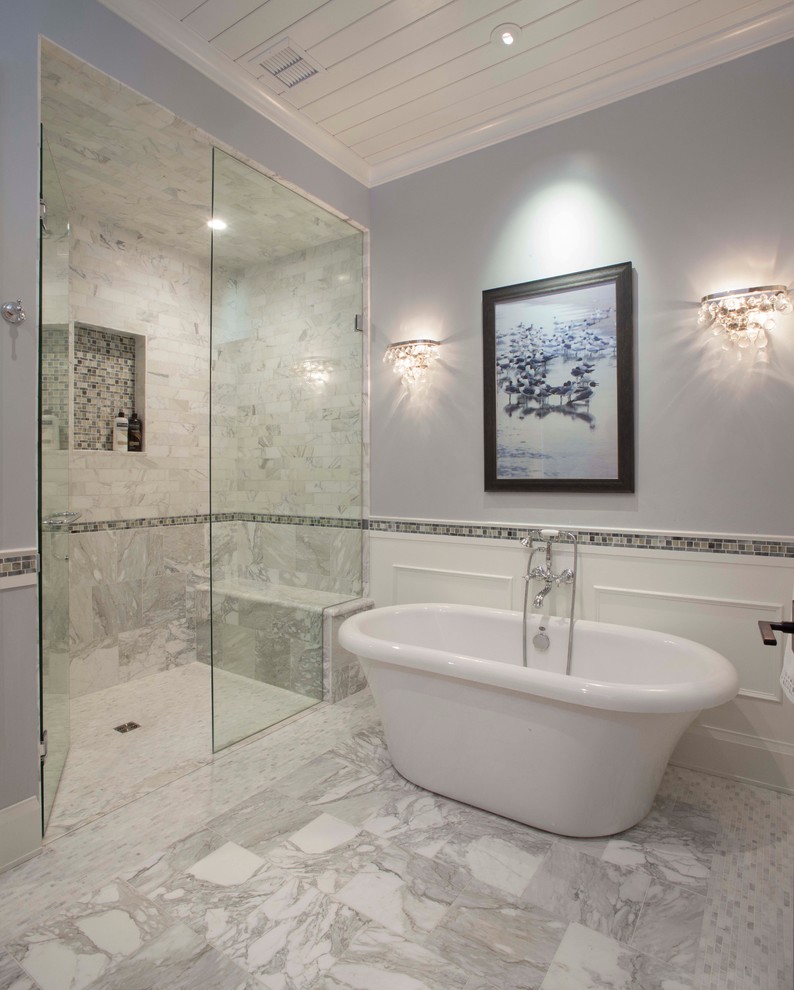 Foto de cuarto de baño marinero grande con bañera exenta y ducha a ras de suelo