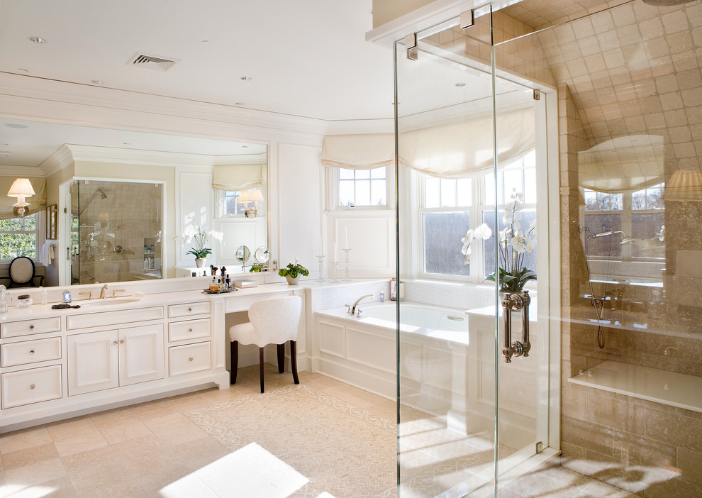 Стильный дизайн: большая главная ванная комната в классическом стиле с полновстраиваемой ванной, угловым душем, врезной раковиной и фасадами с утопленной филенкой - последний тренд