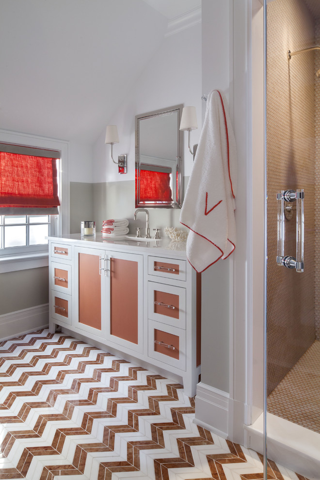 Источник вдохновения для домашнего уюта: ванная комната в стиле неоклассика (современная классика) с фасадами в стиле шейкер, белыми фасадами, душем в нише, серыми стенами, бежевой плиткой, мраморным полом, врезной раковиной, оранжевым полом, душем с распашными дверями и белой столешницей