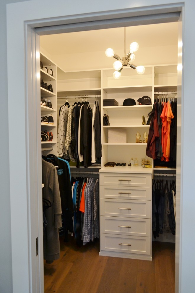 Foto de armario y vestidor clásico renovado de tamaño medio con armarios con paneles empotrados, puertas de armario azules, suelo de baldosas de cerámica y suelo gris