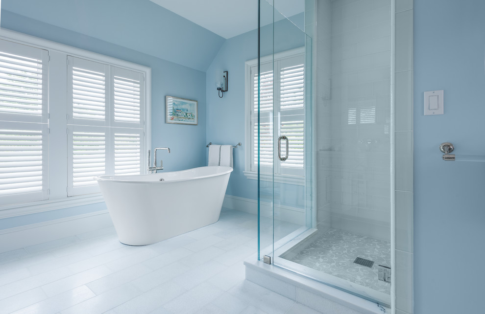 Idée de décoration pour une grande salle de bain principale marine avec une baignoire indépendante, une douche d'angle, un carrelage blanc, des carreaux de porcelaine, un sol en carrelage de porcelaine, un lavabo encastré, un sol blanc, une cabine de douche à porte battante et un mur bleu.