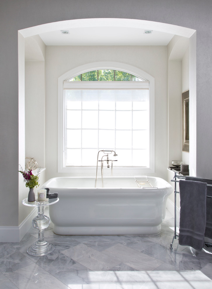 Immagine di una grande stanza da bagno padronale moderna con vasca freestanding, piastrelle grigie, piastrelle in pietra e top in quarzo composito