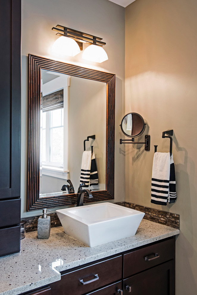 Idéer för mellanstora amerikanska badrum, med skåp i shakerstil, vita skåp, gröna väggar, klinkergolv i keramik, ett fristående handfat, granitbänkskiva och brunt golv