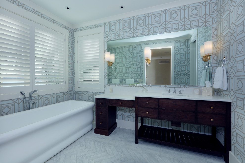 Inredning av ett klassiskt mycket stort vit vitt en-suite badrum, med släta luckor, skåp i mörkt trä, ett fristående badkar, en dusch i en alkov, en toalettstol med separat cisternkåpa, blå väggar, marmorgolv, ett undermonterad handfat, bänkskiva i kvartsit och vitt golv