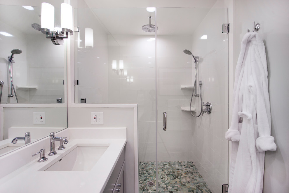 Bild på ett mellanstort funkis badrum, med grå skåp, en öppen dusch, vit kakel, kakel i småsten, grå väggar, klinkergolv i porslin, ett undermonterad handfat och bänkskiva i kvarts