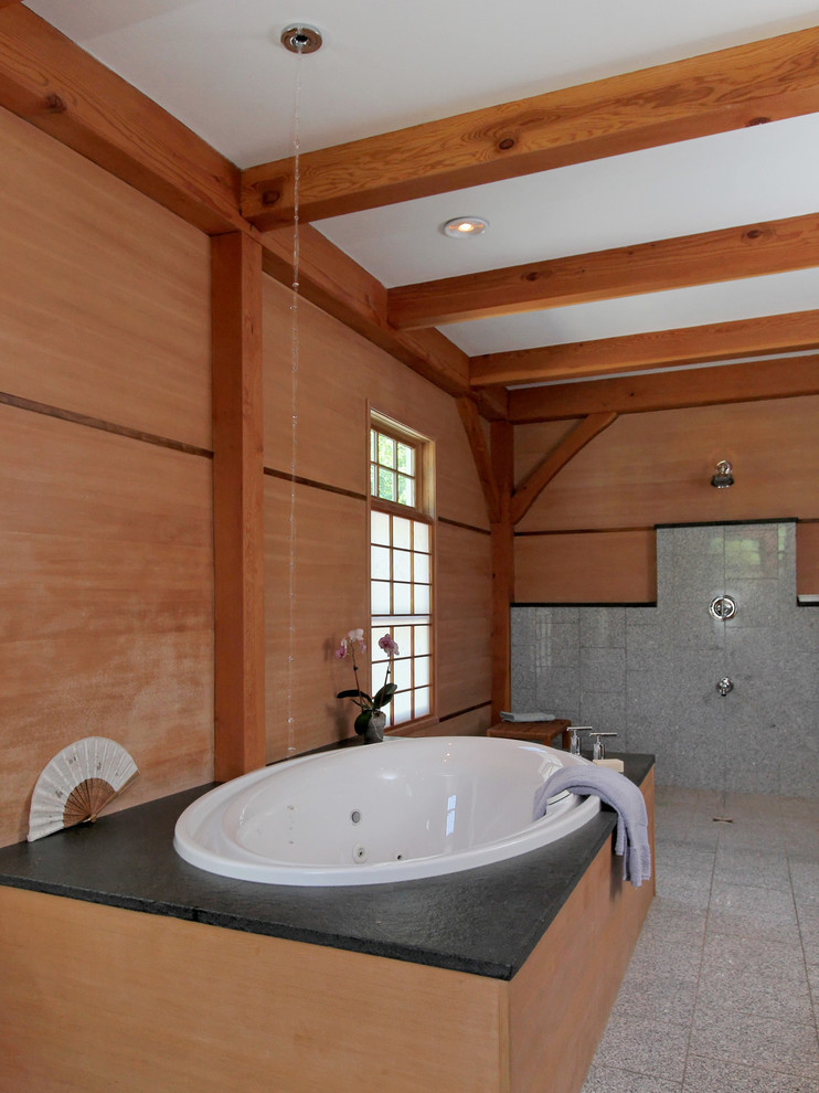 Inspiration pour une grande salle de bain principale asiatique en bois clair avec une baignoire posée, une douche ouverte, un placard à porte plane, un mur marron et aucune cabine.