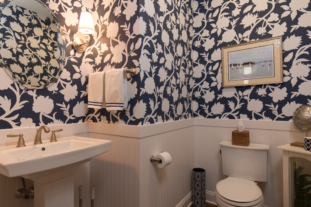 На фото: маленькая ванная комната в стиле неоклассика (современная классика) с раздельным унитазом, синими стенами, полом из ламината, раковиной с пьедесталом и коричневым полом для на участке и в саду