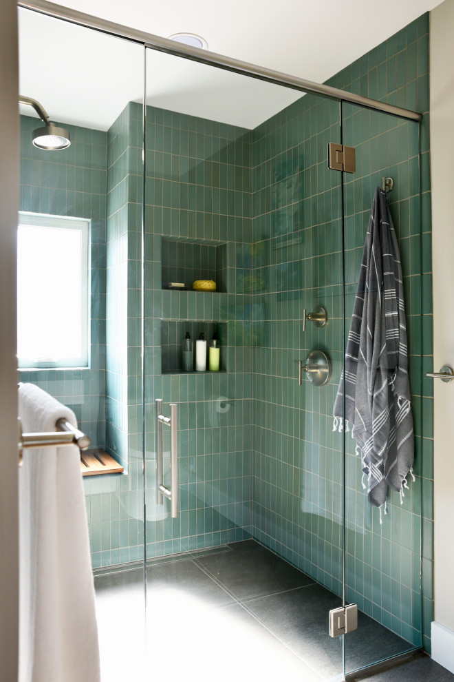 На фото: главная ванная комната среднего размера в стиле модернизм с плоскими фасадами, коричневыми фасадами, душем без бортиков, раздельным унитазом, зеленой плиткой, керамической плиткой, бежевыми стенами, полом из керамогранита, раковиной с несколькими смесителями, столешницей из искусственного камня, коричневым полом, душем с распашными дверями, белой столешницей, сиденьем для душа, тумбой под две раковины и встроенной тумбой с