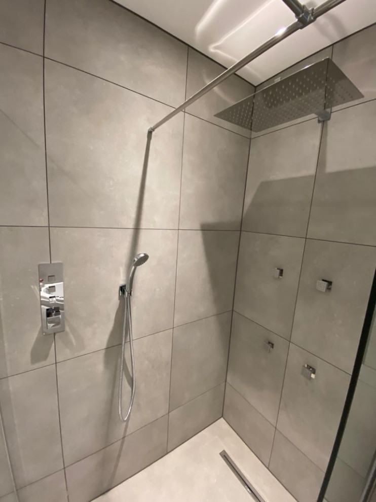 Inspiration för mellanstora moderna badrum med dusch, med luckor med glaspanel, grå skåp, en jacuzzi, våtrum, en toalettstol med hel cisternkåpa, grå kakel, grå väggar, ett nedsänkt handfat, bänkskiva i betong och med dusch som är öppen