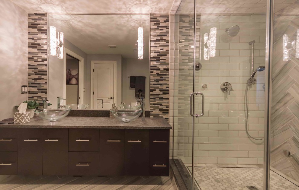 Exempel på ett stort rustikt en-suite badrum, med släta luckor, bruna skåp, våtrum, en toalettstol med hel cisternkåpa, vit kakel, keramikplattor, vita väggar, klinkergolv i keramik, ett fristående handfat, bänkskiva i kvarts, grått golv och dusch med gångjärnsdörr