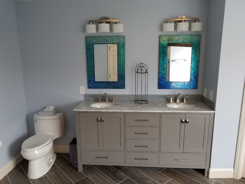 Idéer för ett mellanstort klassiskt en-suite badrum, med luckor med infälld panel, grå skåp, ett platsbyggt badkar, en kantlös dusch, en toalettstol med hel cisternkåpa, blå kakel, glaskakel, blå väggar, klinkergolv i porslin, ett undermonterad handfat, marmorbänkskiva, grått golv och med dusch som är öppen