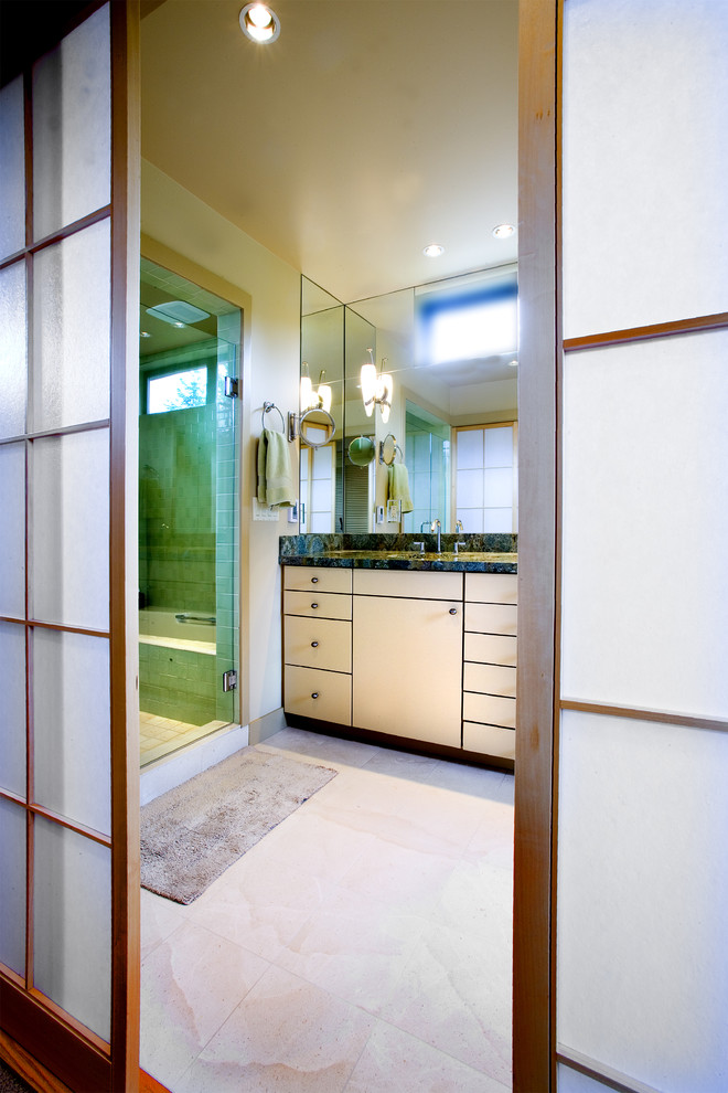 Пример оригинального дизайна: ванная комната: освещение в восточном стиле с плоскими фасадами, светлыми деревянными фасадами и душем в нише