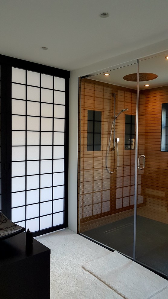 Diseño de cuarto de baño de estilo zen grande con paredes blancas, suelo blanco, ducha empotrada y ducha con puerta con bisagras