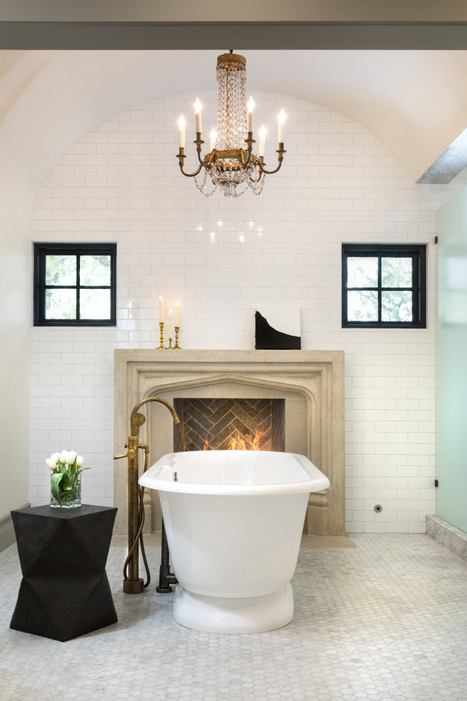 Стильный дизайн: главная ванная комната в классическом стиле с отдельно стоящей ванной, белой плиткой, плиткой кабанчик, белыми стенами и серым полом - последний тренд