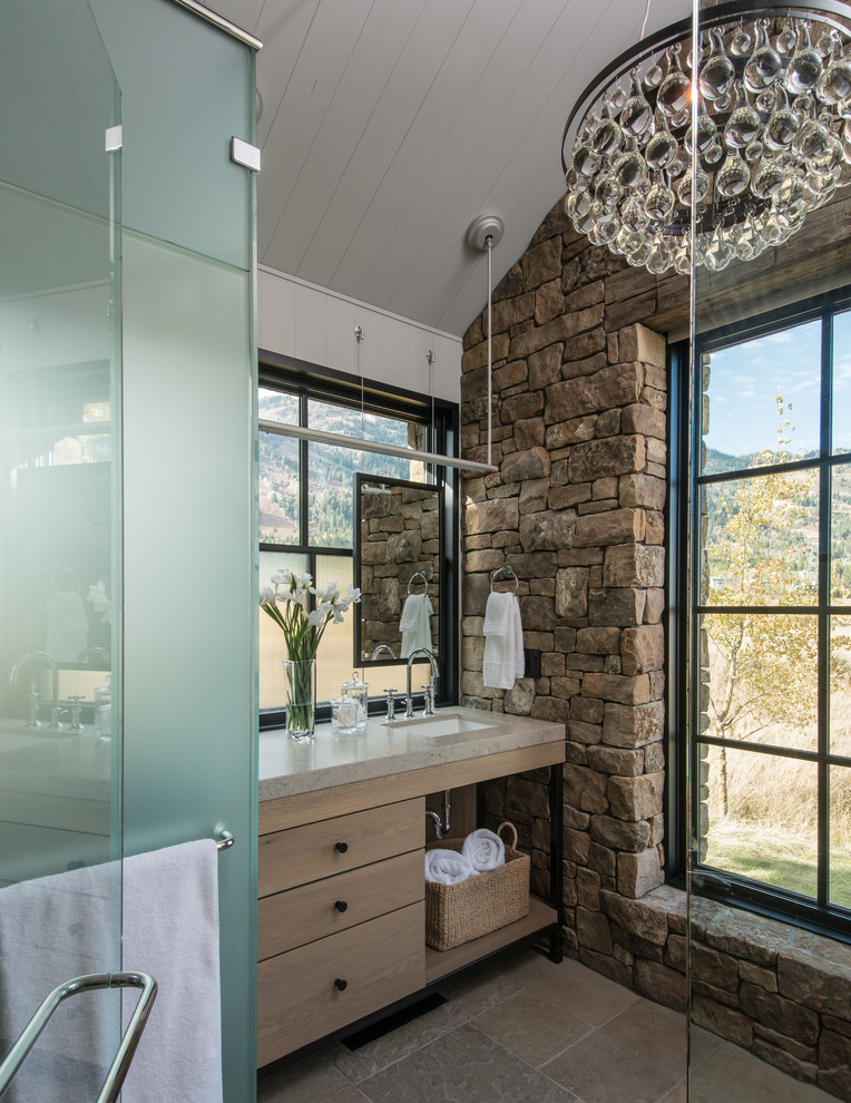 Пример оригинального дизайна: ванная комната в стиле рустика с плоскими фасадами, светлыми деревянными фасадами, белыми стенами, врезной раковиной, коричневым полом и бежевой столешницей