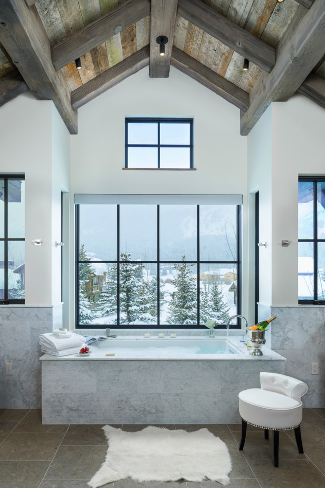 Diseño de cuarto de baño rústico con bañera encastrada sin remate y paredes blancas