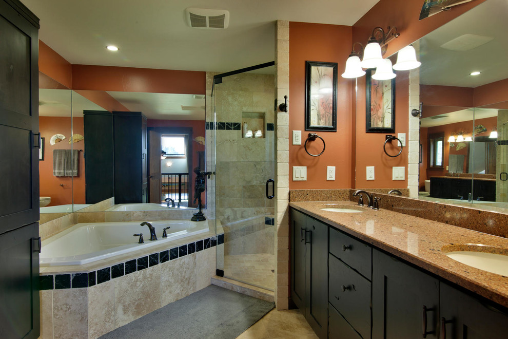 Пример оригинального дизайна: главная ванная комната среднего размера в стиле рустика с фасадами в стиле шейкер, черными фасадами, угловой ванной, угловым душем, бежевой плиткой, керамогранитной плиткой, красными стенами, врезной раковиной, столешницей из гранита, душем с распашными дверями и коричневой столешницей