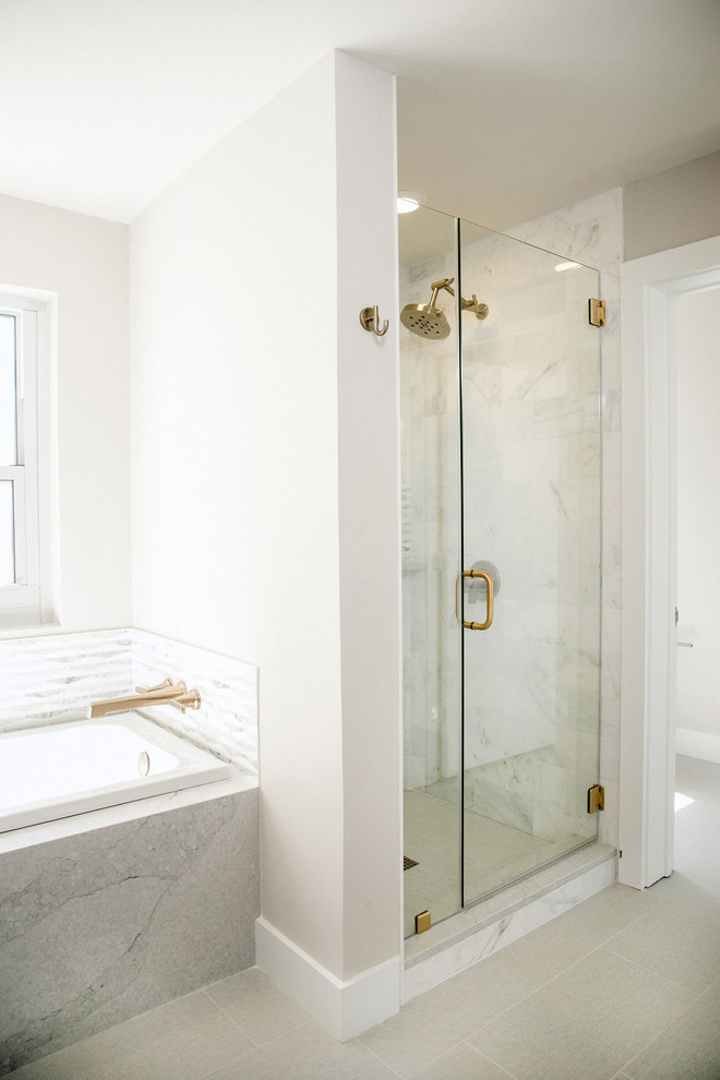 Esempio di una grande stanza da bagno padronale minimalista con ante lisce, ante in legno scuro, vasca ad alcova, doccia alcova, lavabo sottopiano, top in quarzite, porta doccia a battente e top bianco