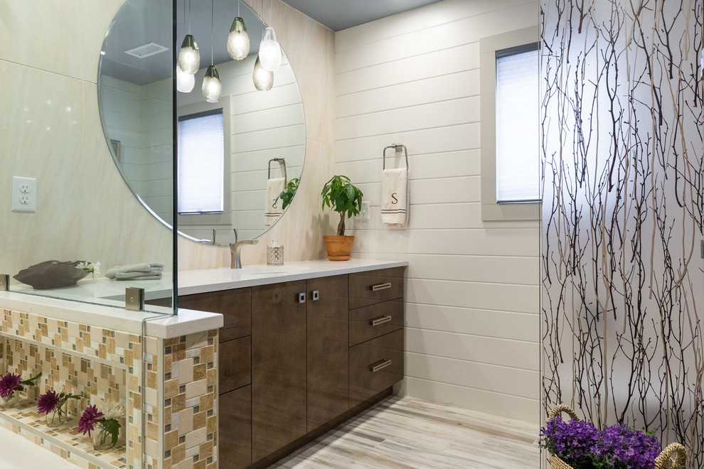 На фото: большая главная ванная комната в стиле модернизм с плоскими фасадами, бежевой плиткой, керамогранитной плиткой, белыми стенами, светлым паркетным полом, врезной раковиной и столешницей из искусственного кварца с