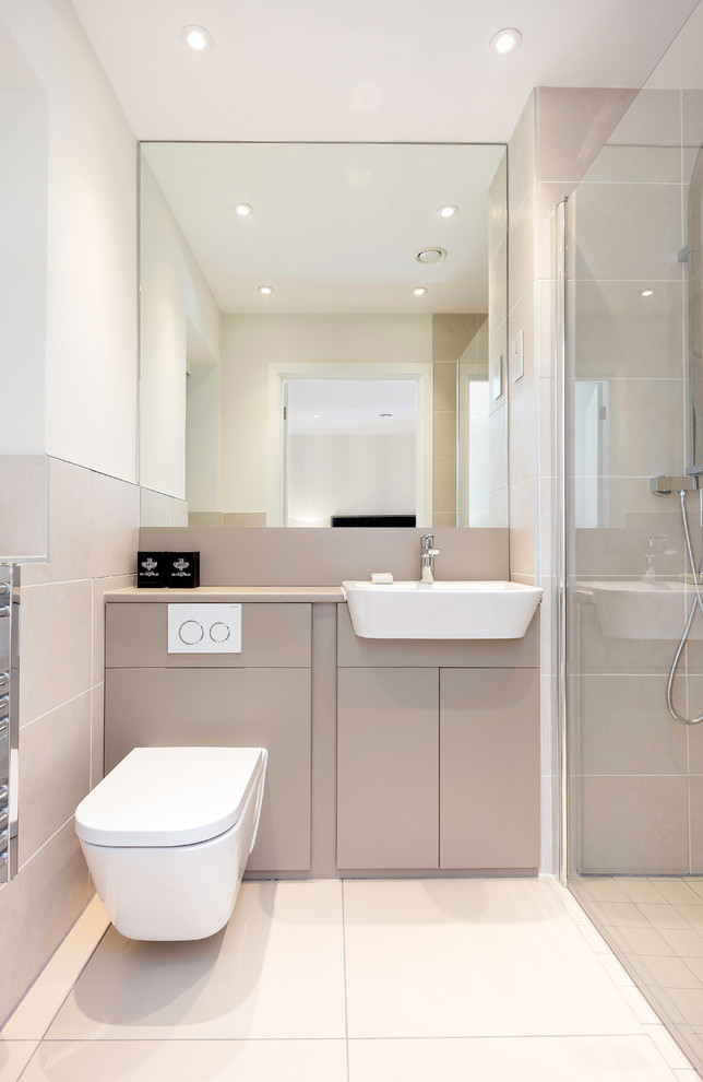 Foto di una stanza da bagno design con ante lisce, ante grigie, doccia alcova, piastrelle grigie e pareti bianche