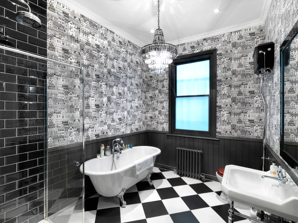 Bild på ett funkis badrum, med ett konsol handfat, ett badkar med tassar, svart kakel och tunnelbanekakel