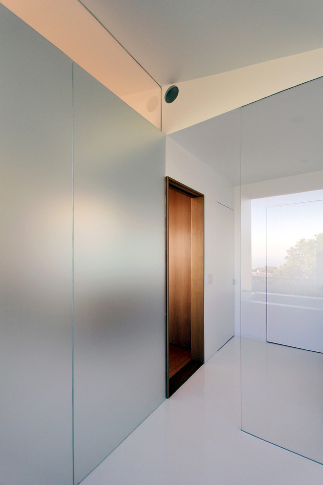 Example of a minimalist bathroom design in Los Angeles