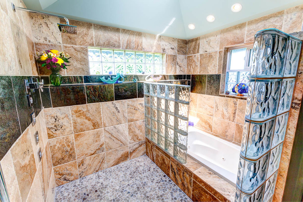 Imagen de cuarto de baño tradicional con bañera empotrada, ducha abierta, baldosas y/o azulejos beige, paredes beige y piedra
