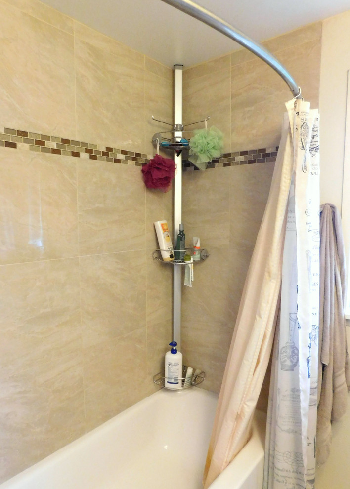 Foto di una stanza da bagno padronale moderna di medie dimensioni con vasca ad alcova, ante con riquadro incassato, ante in legno scuro, vasca/doccia, pareti beige, piastrelle beige e piastrelle a mosaico