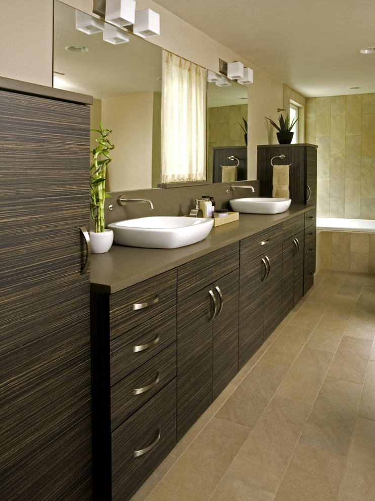 Idéer för ett stort modernt brun en-suite badrum, med ett fristående handfat, släta luckor, bruna skåp, bänkskiva i kvarts, ett platsbyggt badkar, beige kakel, porslinskakel, bruna väggar och klinkergolv i porslin
