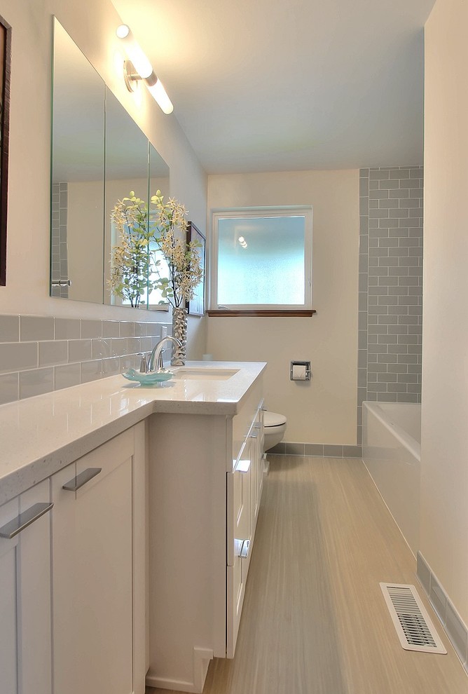 Idéer för ett mellanstort modernt badrum, med skåp i shakerstil, vita skåp, en toalettstol med hel cisternkåpa, grå kakel, tunnelbanekakel, beige väggar, ett integrerad handfat, linoleumgolv och bänkskiva i kvartsit