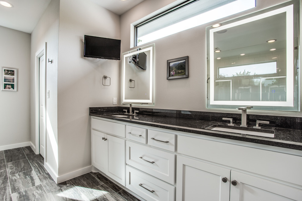 Esempio di una grande stanza da bagno padronale classica con ante in stile shaker, ante bianche, pareti beige, pavimento in gres porcellanato, lavabo sottopiano e pavimento grigio