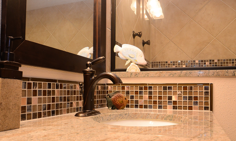 На фото: ванная комната в стиле модернизм с накладной ванной и душем в нише