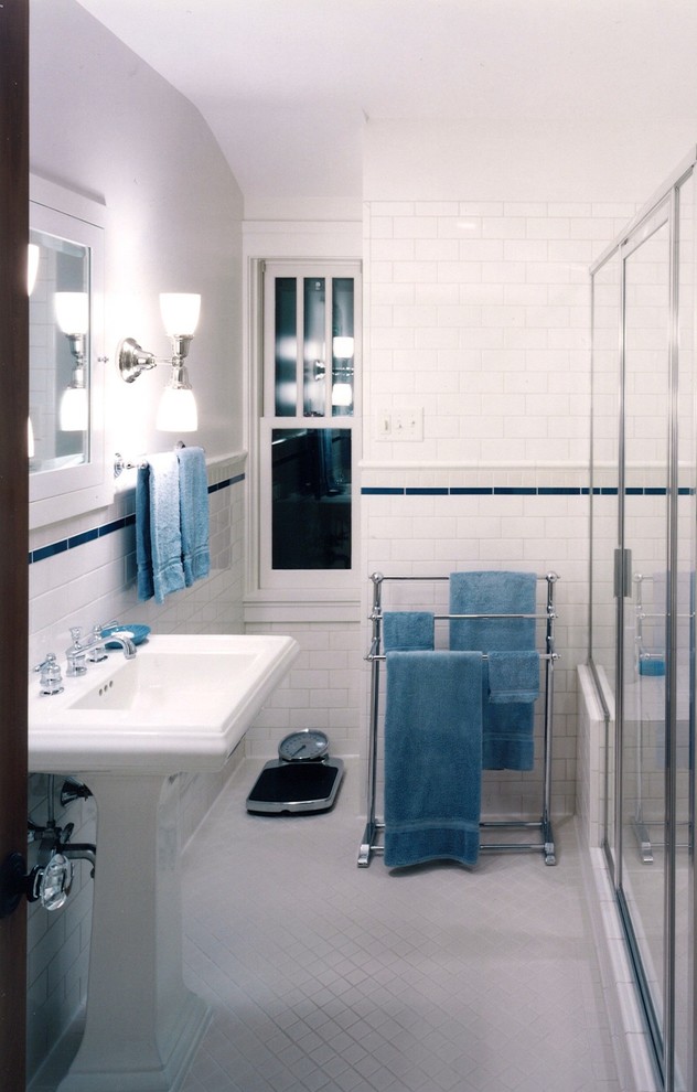 Источник вдохновения для домашнего уюта: ванная комната среднего размера с белой плиткой, плиткой кабанчик, белыми стенами, полом из керамической плитки, душевой кабиной, раковиной с пьедесталом, душем в нише, желтым полом, тумбой под одну раковину и панелями на стенах