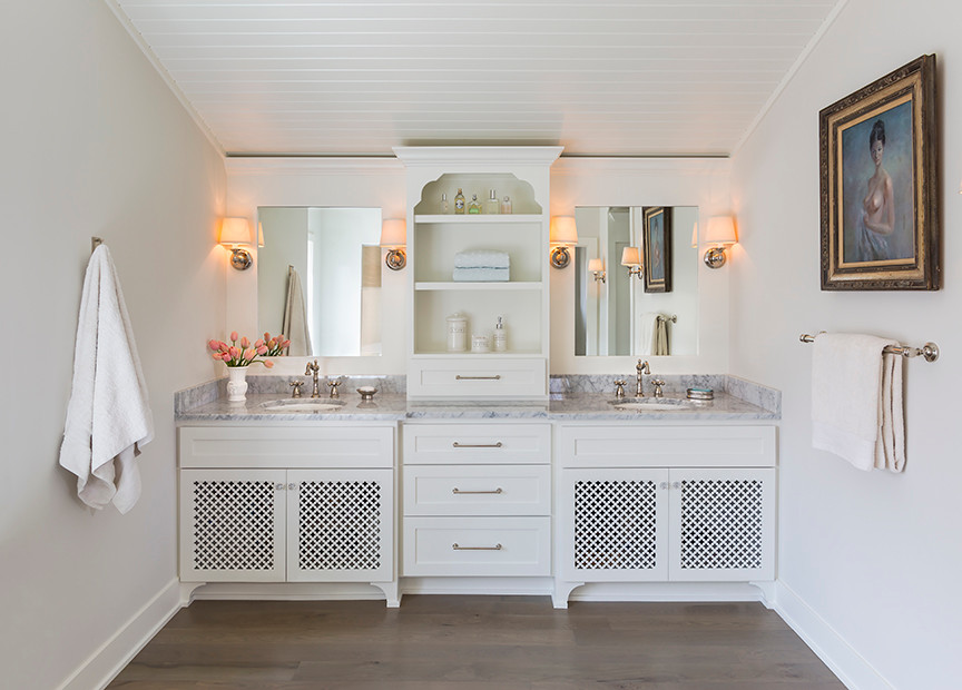 Idéer för ett stort klassiskt badrum, med ett undermonterad handfat, skåp i shakerstil, vita skåp, marmorbänkskiva, ett fristående badkar, en toalettstol med separat cisternkåpa, vit kakel, stenkakel, vita väggar och mellanmörkt trägolv