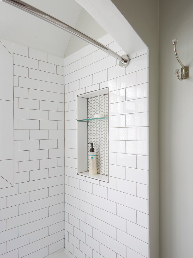 Свежая идея для дизайна: маленькая ванная комната в викторианском стиле с фасадами в стиле шейкер, белыми фасадами, ванной в нише, душем в нише, раздельным унитазом, белой плиткой, керамической плиткой, серыми стенами, полом из керамической плитки и раковиной с пьедесталом для на участке и в саду - отличное фото интерьера