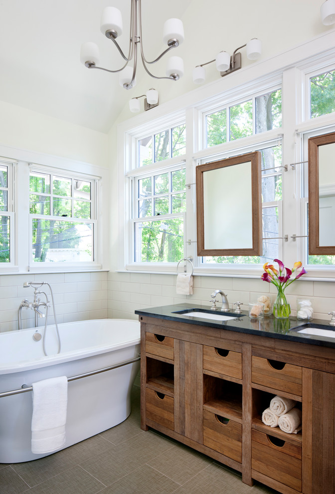 Modernes Badezimmer En Suite mit freistehender Badewanne, Metrofliesen, beigen Fliesen, dunklen Holzschränken und flächenbündigen Schrankfronten in Boston