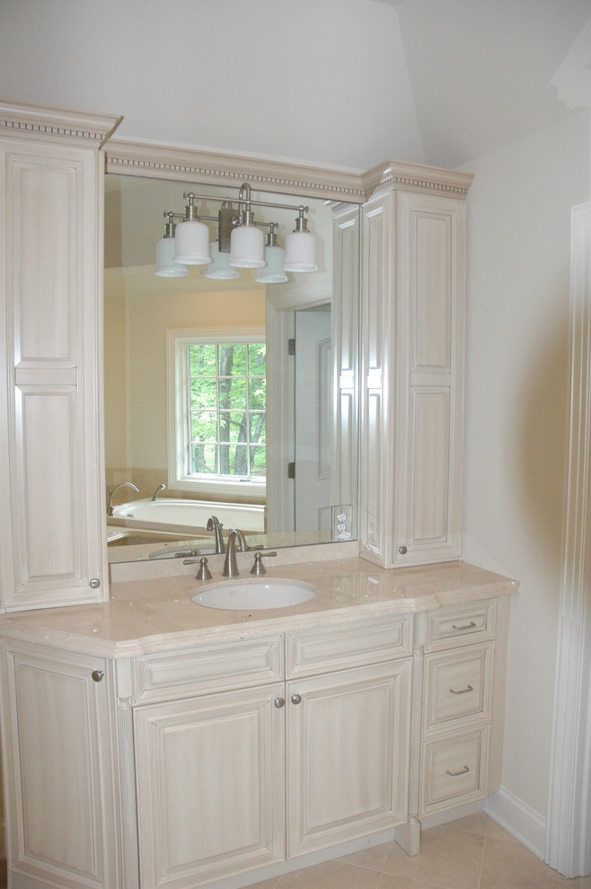 Idées déco pour une salle de bain classique en bois clair de taille moyenne avec un placard avec porte à panneau surélevé, un plan de toilette en granite, un carrelage beige et des carreaux de céramique.
