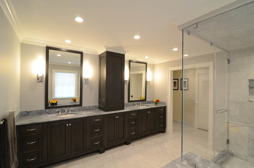 Inspiration för mellanstora moderna en-suite badrum, med skåp i shakerstil, svarta skåp, ett undermonterat badkar, en hörndusch, en toalettstol med separat cisternkåpa, stenkakel, grå väggar, marmorgolv, ett undermonterad handfat, marmorbänkskiva, grått golv och dusch med gångjärnsdörr