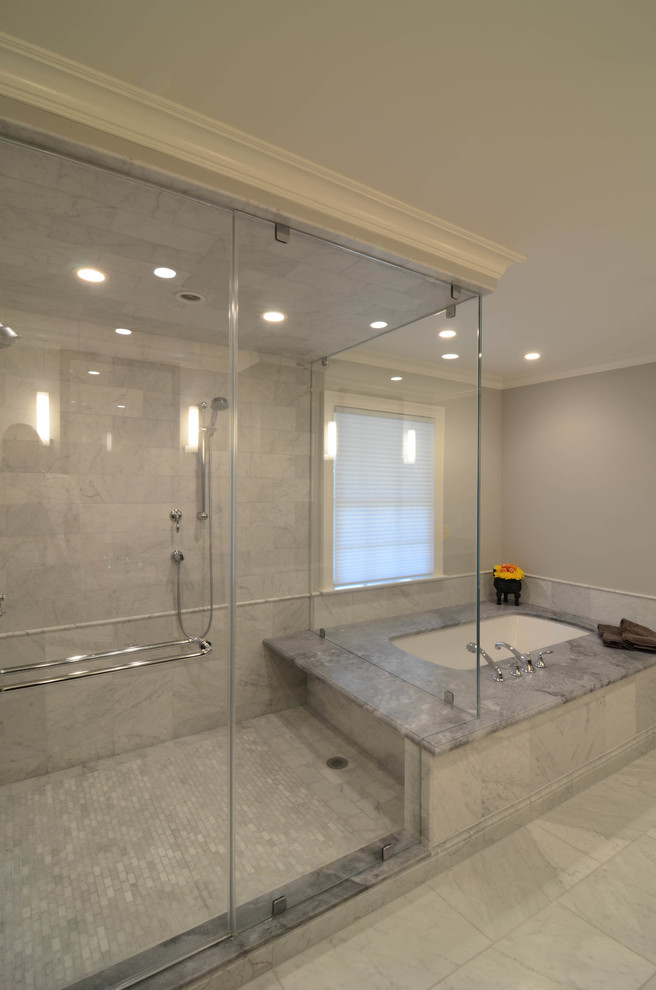 Idéer för att renovera ett mellanstort funkis en-suite badrum, med skåp i shakerstil, svarta skåp, ett undermonterat badkar, en hörndusch, en toalettstol med separat cisternkåpa, stenkakel, grå väggar, marmorgolv, ett undermonterad handfat, marmorbänkskiva, grått golv och dusch med gångjärnsdörr