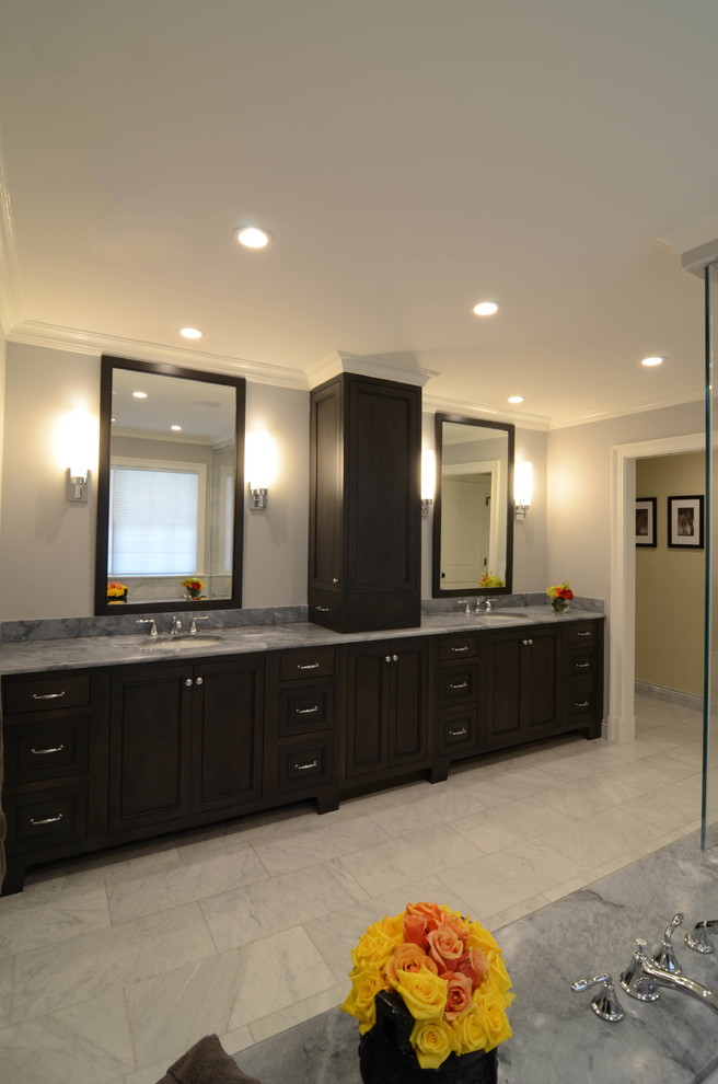Inredning av ett modernt mellanstort en-suite badrum, med skåp i shakerstil, svarta skåp, ett undermonterat badkar, en hörndusch, en toalettstol med separat cisternkåpa, stenkakel, grå väggar, marmorgolv, ett undermonterad handfat, marmorbänkskiva, grått golv och dusch med gångjärnsdörr