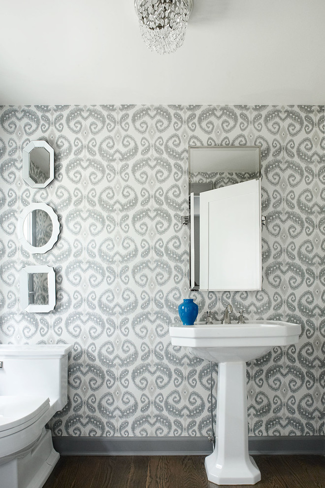 На фото: ванная комната в стиле неоклассика (современная классика) с раковиной с пьедесталом, унитазом-моноблоком, разноцветными стенами и темным паркетным полом с