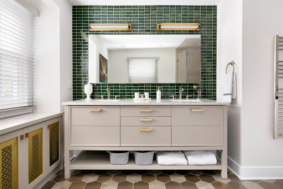 Пример оригинального дизайна: ванная комната в современном стиле с серыми фасадами, зеленой плиткой, белыми стенами, врезной раковиной, разноцветным полом, белой столешницей, тумбой под две раковины и плоскими фасадами