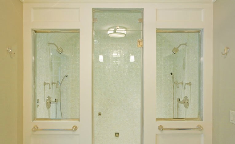 На фото: главная ванная комната в классическом стиле с двойным душем, стеклянной плиткой и зелеными стенами с