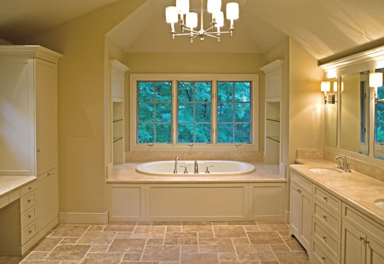 Ejemplo de cuarto de baño principal clásico con lavabo encastrado, armarios con paneles empotrados, puertas de armario blancas, encimera de mármol, bañera empotrada y suelo de baldosas de cerámica