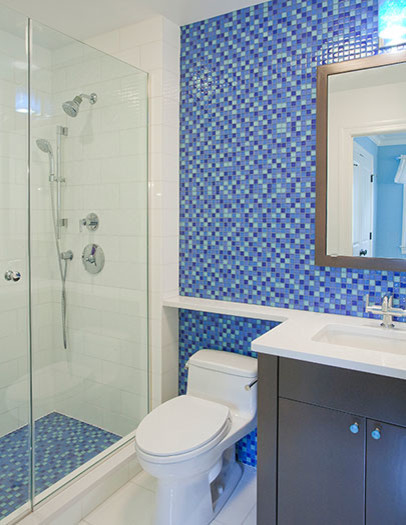 Пример оригинального дизайна: ванная комната в стиле неоклассика (современная классика) с накладной раковиной, плоскими фасадами, белыми фасадами, душем в нише, унитазом-моноблоком, белой плиткой, стеклянной плиткой, синими стенами, полом из керамической плитки и душевой кабиной
